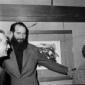 Emilio Vedova con Argan davanti ad un'opera dell'a ...