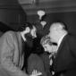 Emilio Vedova discorre con alcune persone ad una s ...