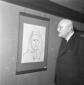 Lionello Venturi davanti ad un quadro esposto in m ...