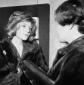 Monica Vitti discorre con una donna all'inaugurazi ...