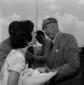 Raoul Walsh con la moglie di Richard Egan sulla pi ...