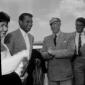 Raoul Walsh con Richard Egan e la moglie sulla pis ...