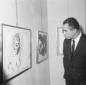 Michelangelo Antonioni ammira un'opera di Guttuso  ...