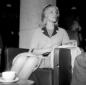 Estella Blain seduta in poltrona al bar dell'Aerop ...