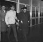 Walter Chiari in compagnia di alcune persone all'a ...