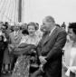Bette Davis in visita ad un veliero nel porto di F ...
