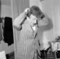 Eduardo De FIlippo ripreso in camerino mentre si m ...
