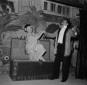 Dolores Palumbo, aiutata da Eduardo De FIlippo, ri ...