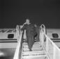 Cecil Blount DeMille scende dalla scaletta dell'ae ...