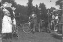 Mussolini passeggia nel parco