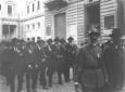 Civili sfilano sottobraccio in una via di Roma