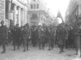 Militari sfilano in via del Corso