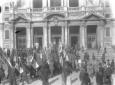 Il corteo delle bandiere si dirige verso la Basili ...
