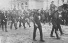 Mussolini e personalit fasciste sfilano in corteo ...