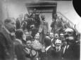 Mussolini in comizio, circondato da una folla di p ...
