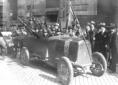 Fascisti nel saluto romano a bordo di un'automobil ...