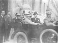 Mussolini in automobile all'uscita dal Quirinale , ...