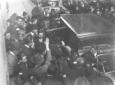 Mussolini sale in automobile protetto da agenti in ...