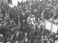 Passa Mussolini, militari e civili fanno il saluto ...