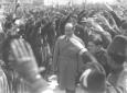 Il duce, sorridente, osannato dai componenti dell' ...