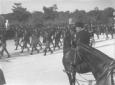 Mussolini, a cavallo, assiste alla parata dei mili ...