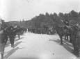 Mussolini a cavallo saluta i militi della MVSN