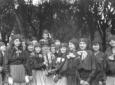 Gruppo di giovani donne fasciste con balilla in sp ...