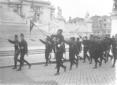 Fascisti sfilano di fronte al Vittoriano