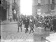 Mussolini attraversa piazza del Campidoglio accomp ...