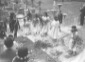 Ragazze con tuniche bianche spargono fiori sulla s ...