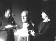 Mussolini in posa accanto ad un busto raffigurante ...