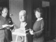 Mussolini in posa accanto al busto raffigurante il ...
