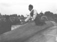 Mussolini stringe la mano ad un pilota