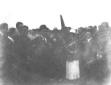 Mussolini in posa nel campo di aviazione