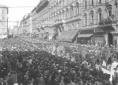 Il corteo funebre sfila in via Nazionale