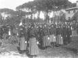 Donne fasciste sfilano in piazza di Siena