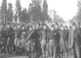 Gruppo di squadristi in camicia nera con fez [posa ...