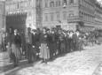 Donne fasciste sfilano al centro di Piazza Venezia