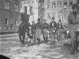 Giovani fascisti sfilano in piazza Venezia