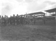 Mussolini visita il campo di aviazione