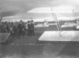 Mussolini tra gli aerei del campo di aviazione