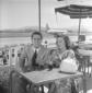 Alberto Sordi e Anna Maria Ferrero seduti ad un ta ...