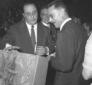 Mario Soldati e Alberti osservano una cassetta del ...