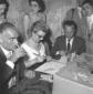 Moravia beve un bicchiere di liquore, seduto al ta ...