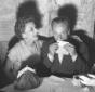 Rina Morelli siede accanto a Eduardo e gli cinge l ...
