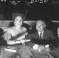 Gina Lollobrigida  seduta al tavolo accanto a un  ...