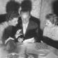 Eduardo De Filippo legge quanto scritto sulla sche ...