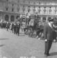Il carro funebre sfila seguito da alcune autorit, ...