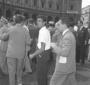 Un gruppo di persone a piazza esedra. Campo medio