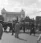 Il carro funebre a piazza Venezia. Campo lungo